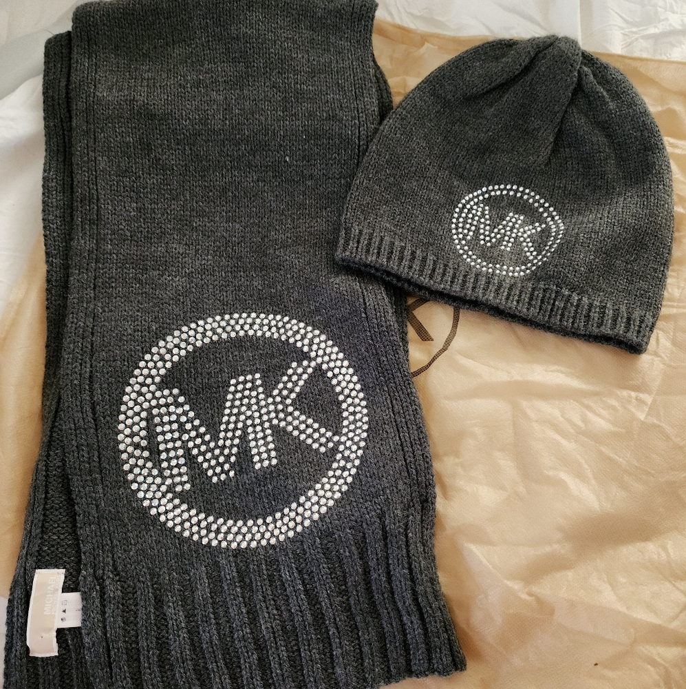 Scarf and hat Micheal Kor